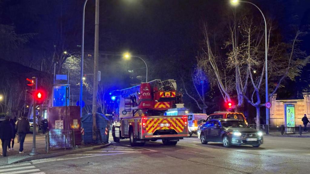 El camión de bomberos se desplaza hasta el Paseo de Carmelitas de Salamanca