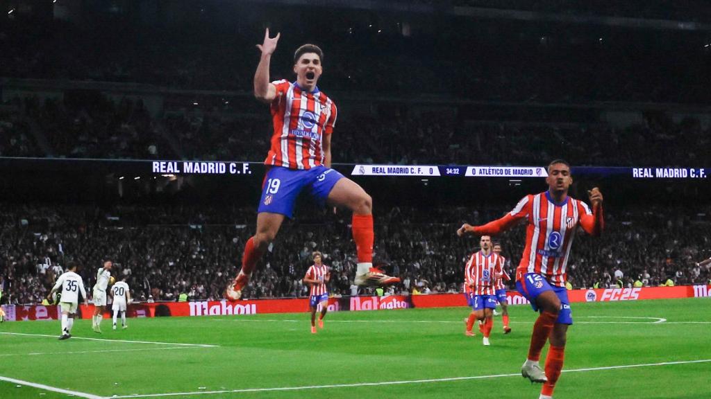 Julián Álvarez celebra un gol a Santiago Bernabéu