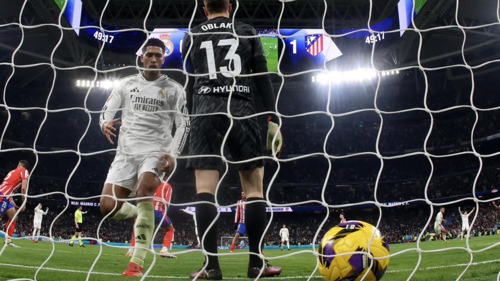 Bellingham recolecta el balón de la red después del gol de Mbappé en el Derby de Madrid