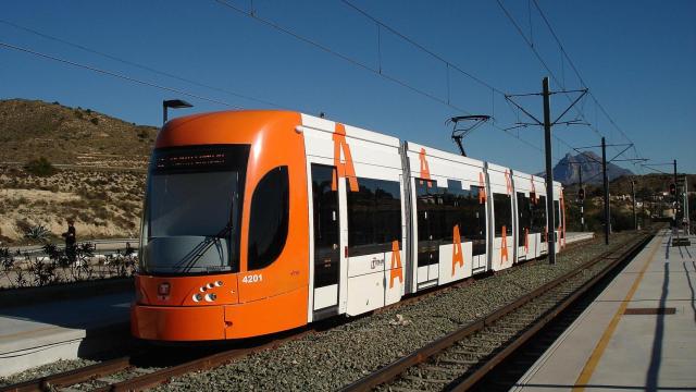 El TRAM d'Alacant, en una imagen de Shutterstock.