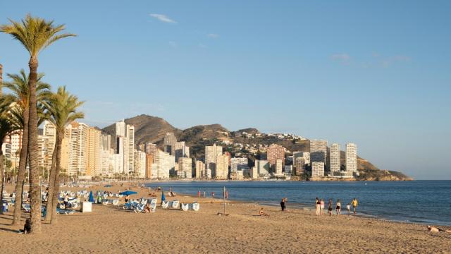 Una playa de Benidorm, en una imagen de Shutterstock.