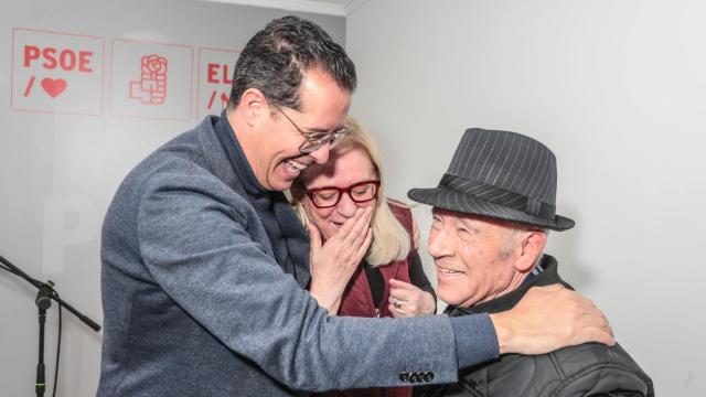 Rubén Alfaro  con dos socialistas históricos de Elda.