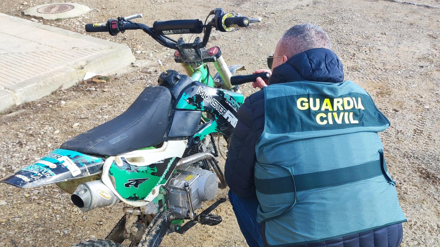 Investigado un hombre por conducir su hijo de 10 años una mini moto de competición por la vía pública en Huesca