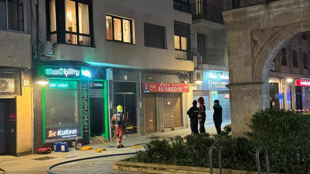 Los bomberos sofocan el incendio en una tienda del Paseo de Carmelitas de Salamanca