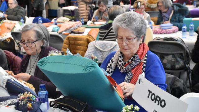 Zaratán celebra el X Encuentro de Encajeras, con la participación de 600 tejedoras