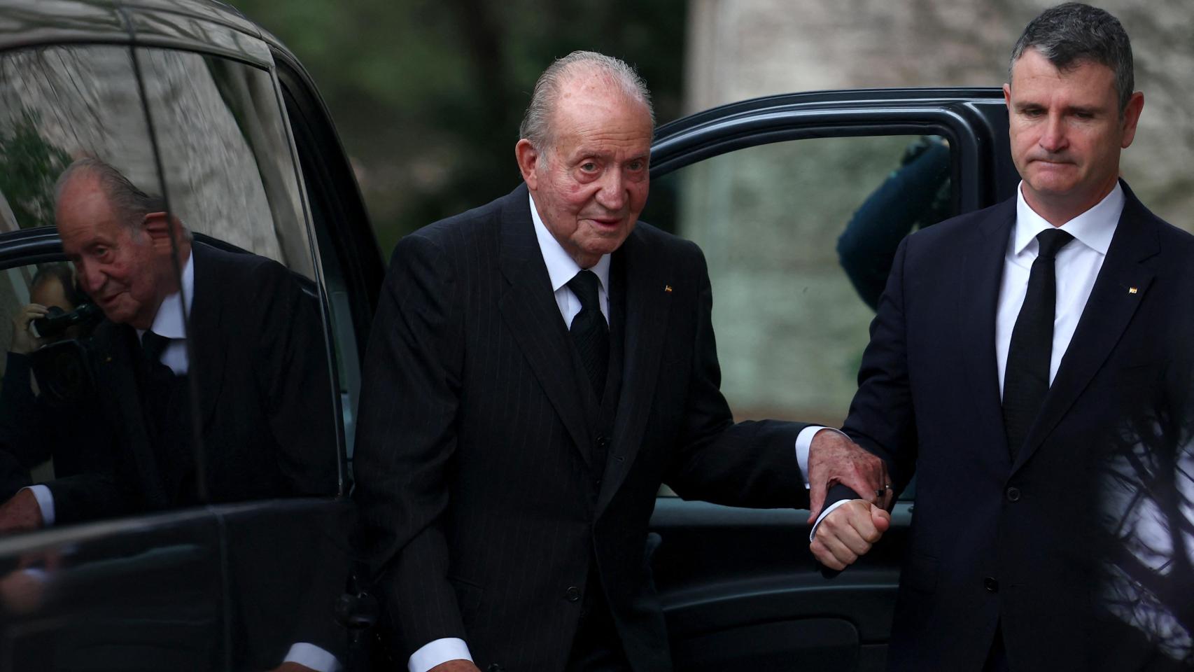 El emérito Juan Carlos da el último adiós a su íntimo amigo el Aga Khan IV en un funeral privado en Lisboa