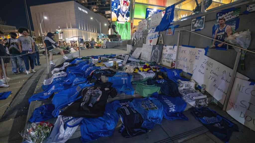 Camisetas de Doncic colocadas por los aficionados de los Mavericks.