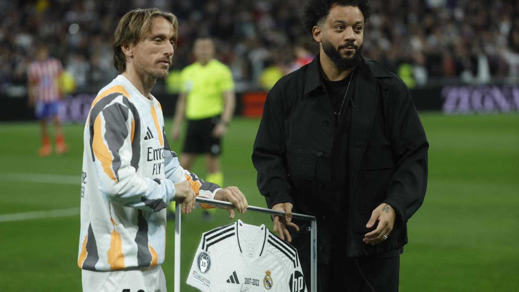 Marcelo homenajeado en el Bernabéu antes del derbi ante el Atlético tras anunciar su retirada del fútbol