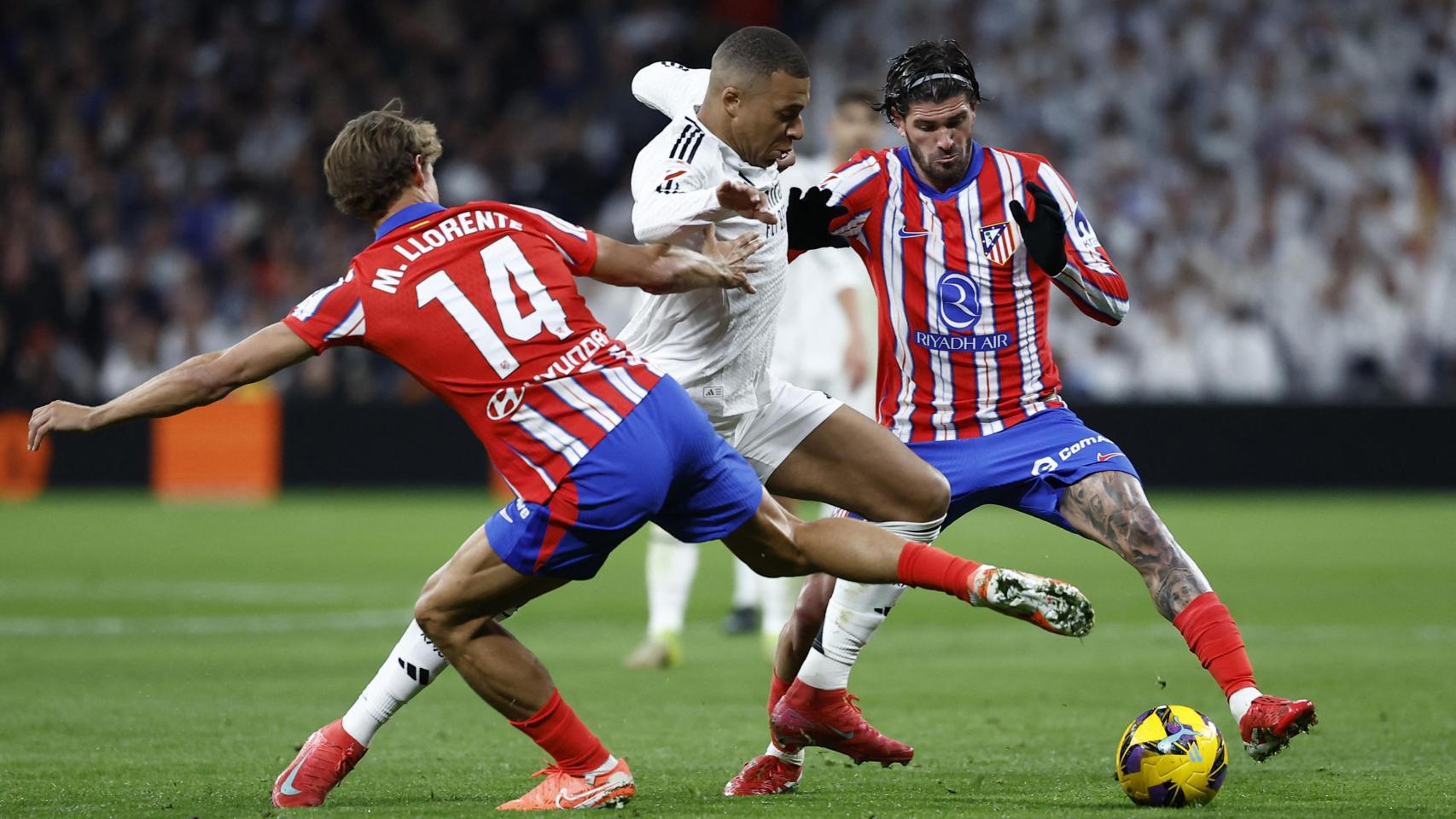 Mbappé trata de irse de Marcos Llorente y Rodrigo de Paul.