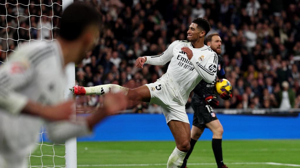 Bellingham patea con rabia el palo durante el derbi contra el Atlético de Madrid