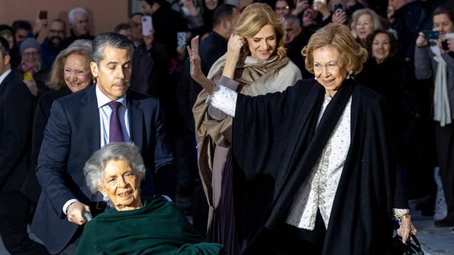 La Reina Sofía, junto a la infanta Elena y a su hermana Irene, llegando al enlace.