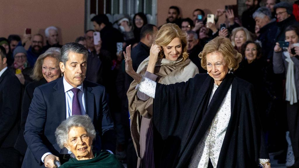 La Reina Sofía, junto a la infanta Elena y a su hermana Irene, llegando al enlace.