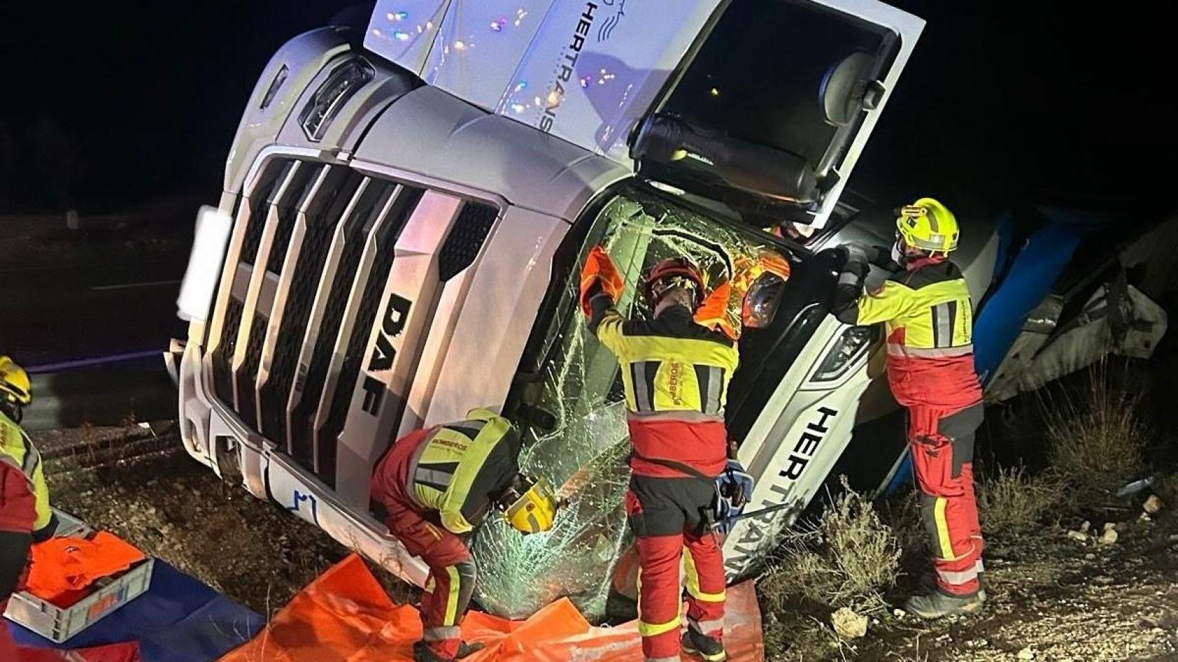 Bomberos del CPEIS realizan trabajos de desencarcelación en el camión siniestrado.