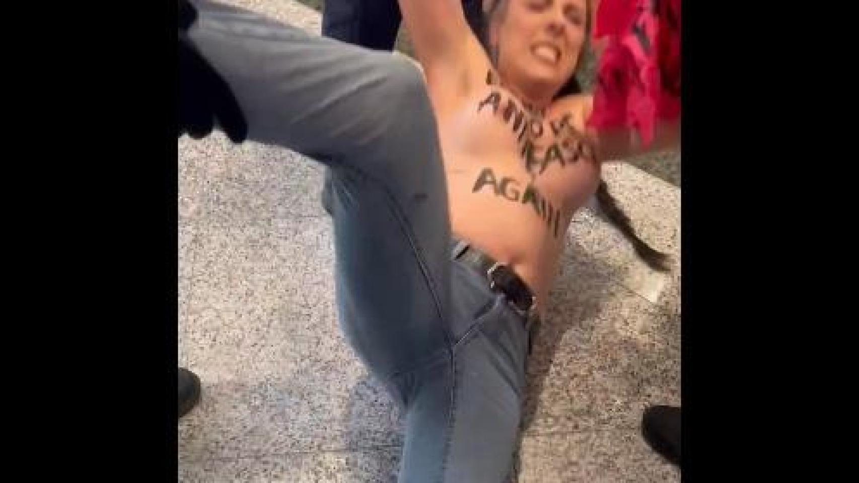 Desalojan a una activista femen que ha irrumpido en la cumbre de los Patriotas con el lema 'Make Europe antifascist again'