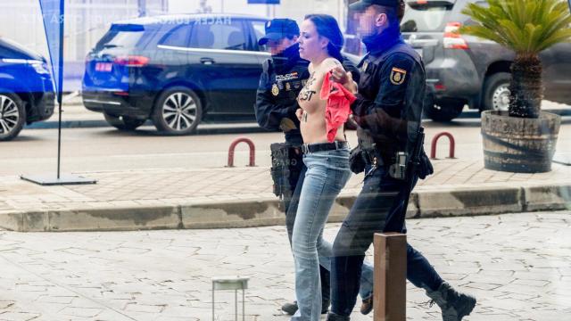 Una activista de Femen es detenida durante la cumbre de Patriots en Madrid.