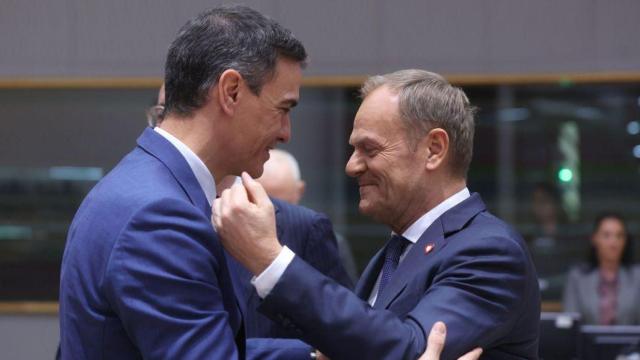 Pedro Sánchez saluda al primer ministro polaco, Donald Tusk, en un reciente encuentro.