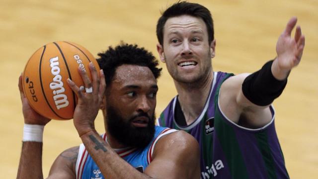 Darrun Hilliard disputa un balón con el base del Unicaja Tyler Kalinoski.