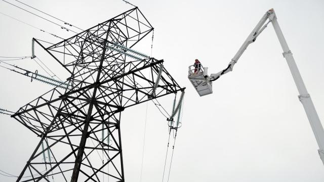 Un empleado de la compañía Augstsprieguma tikls en Letonia corta los cables que les conectan a la red rusa de electricidad