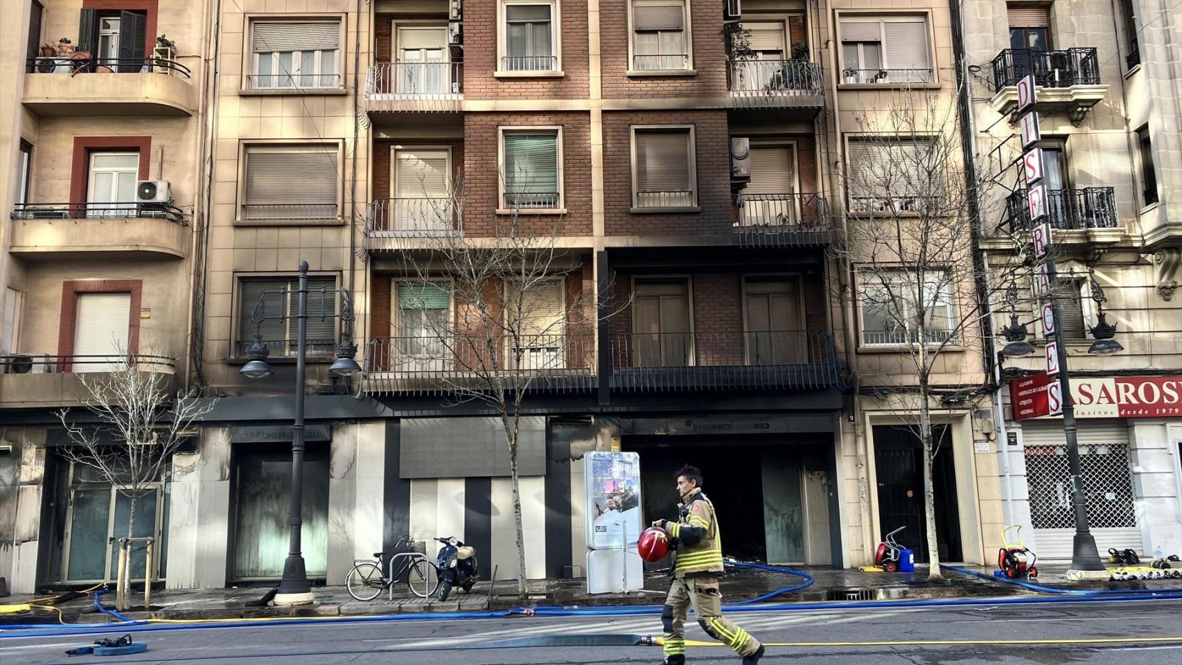 Los bomberos continúan trabajando en la extinción del incendio del bingo de Valencia