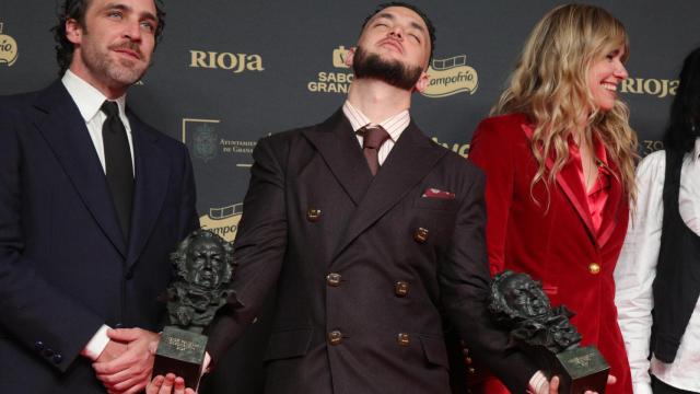 El músico y director C. Tangana posa con los Goya a mejor película documental por 'La guitarra flamenca de Yerai Cortés' y mejor canción original por 'Los Almendros'. Foto: EFE/Pepe Torres