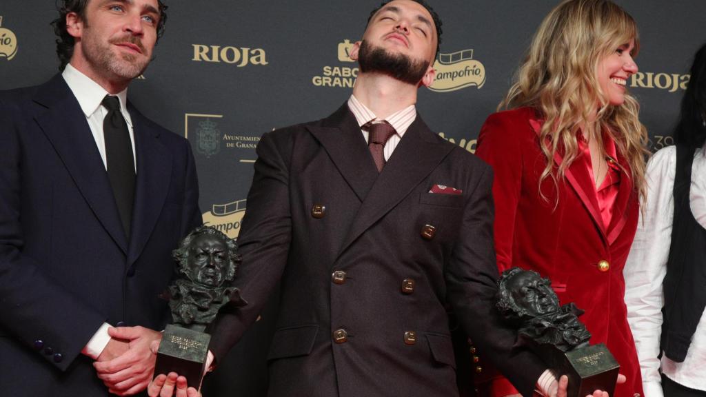 El músico y director C. Tangana posa con los Goya a mejor película documental por 'La guitarra flamenca de Yerai Cortés' y mejor canción original por 'Los Almendros'. Foto: EFE/Pepe Torres