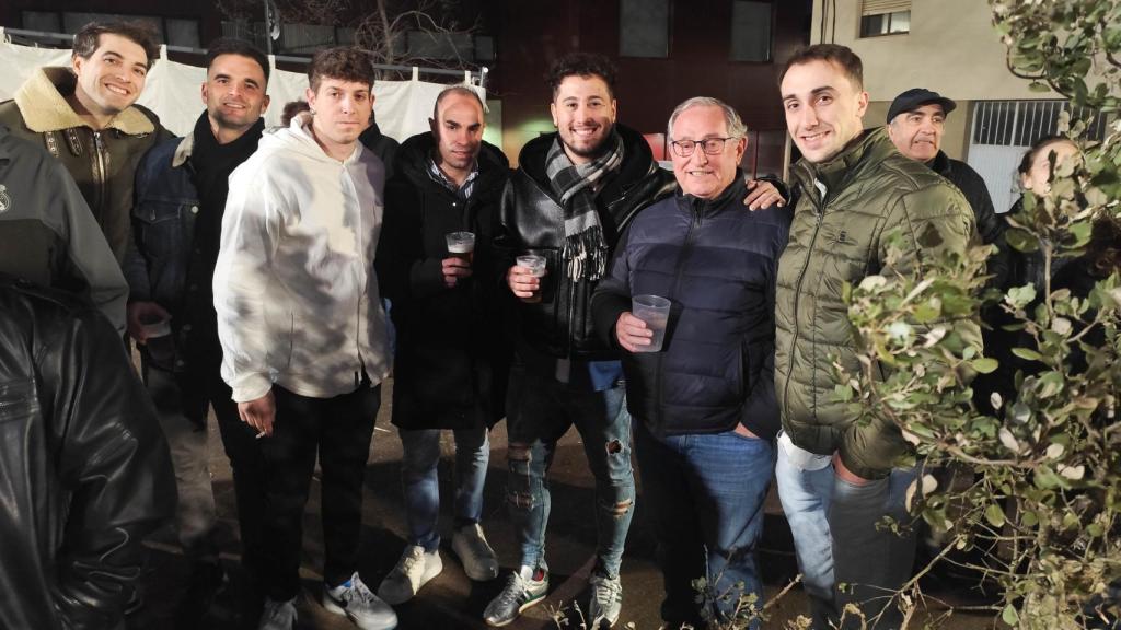 Grupo de amigos disfrutando de la Matanza Típica Nocturna de Guijuelo