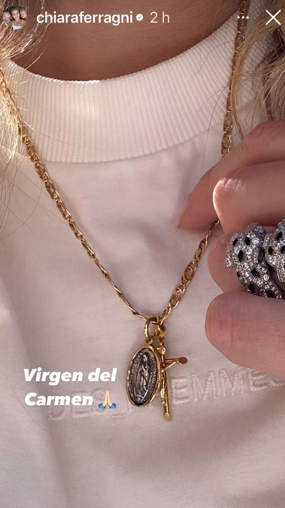 Chiara Ferragni ha enseñado una medalla de Virgen del Carmen en sus redes.