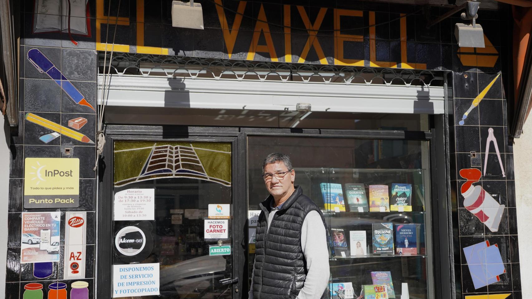 Carlos Gómez, propietario de la papelería 'El Vaixell' reabre en Sedaví tras la dana. Raquel Granell