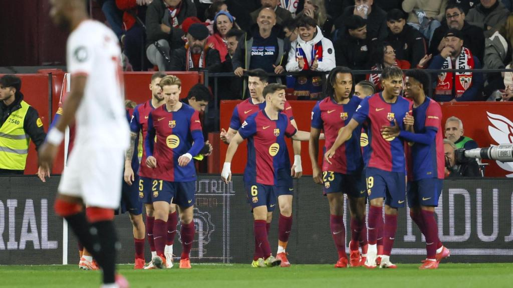 Los jugadores del Barça celebran el gol de Lewandowski.