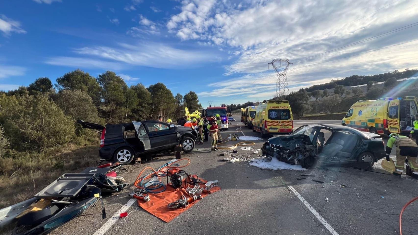 Dos heridos, uno grave, en un aparatoso accidente por el choque frontal entre dos vehículos en El Grado (Huesca)