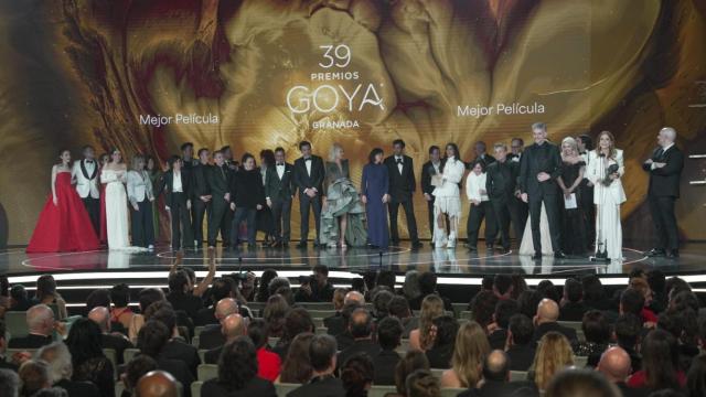 Laura Fernández Espeso, en el micrófono, en el momento de recoger el Goya a mejor película por 'El 47'