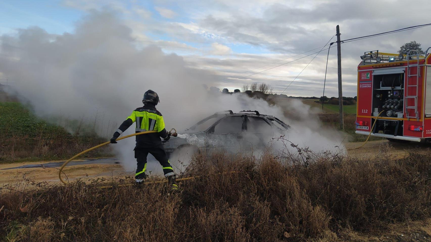 Arde un coche en el camino que une dos pueblos de Zamora