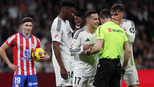 Soto Grado habla con Lucas Vázquez tras señalar el penalti de Tchouaméni.