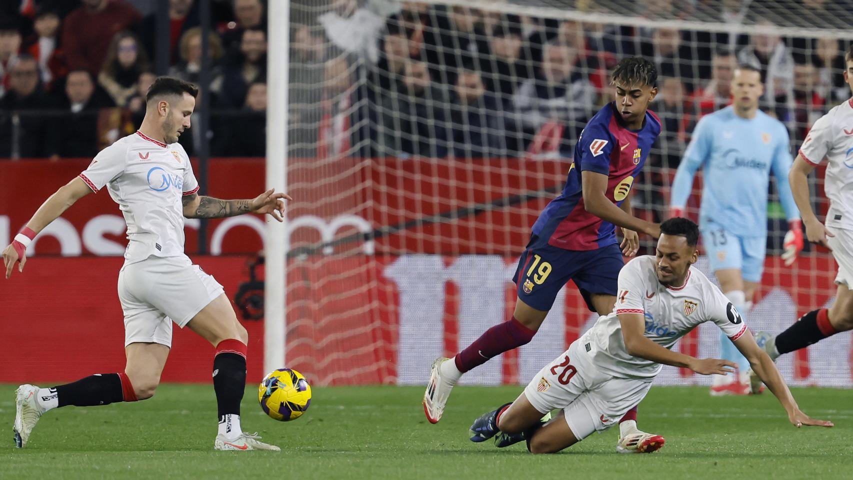 Sevilla - Barcelona, La Liga en directo | El VAR expulsa a Fermín López por una dura entrada sobre Sow