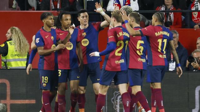 Los jugadores del Barça celebran el gol de Lewandowski.