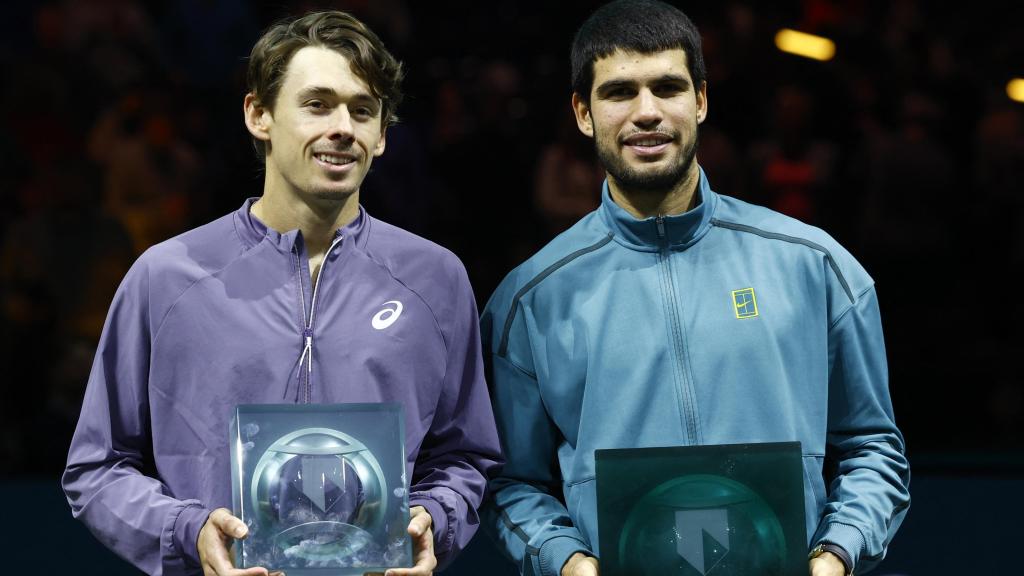 Álex de Miñaur y Carlos Alcaraz tras la final del ATP de Róterdam.