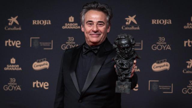 Eduard Fernández posa con su Goya al mejor actor por 'Marco'.