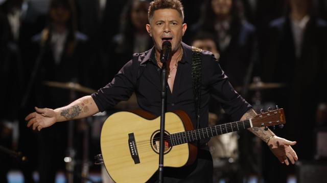 El cantante y compositor Alejandro Sanz, durante su actuación en la 39 edición de los Premios Goya. EFE/Julio Muñoz