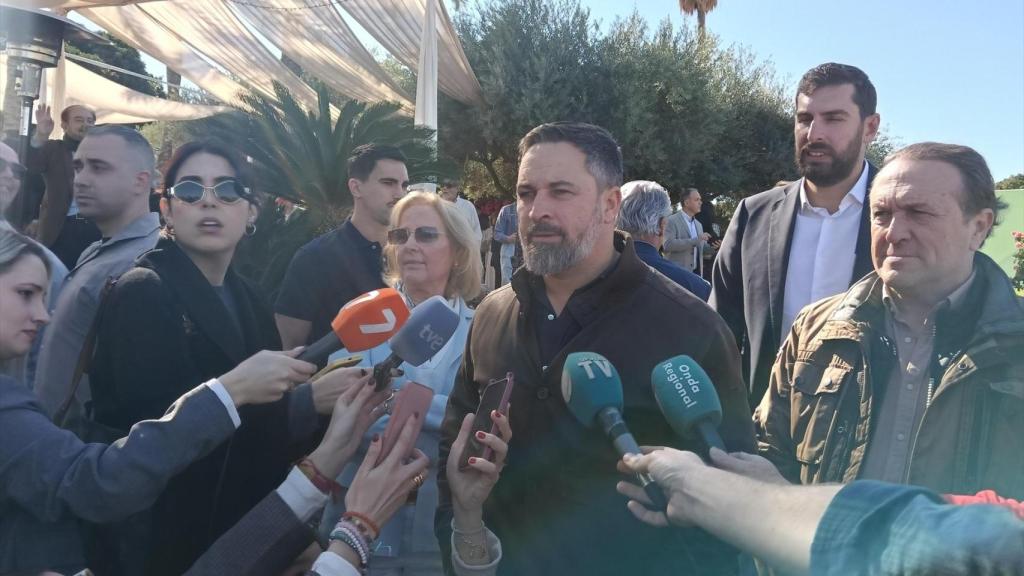 Santiago Abascal atiende a los medios en El Palmar (Murcia)