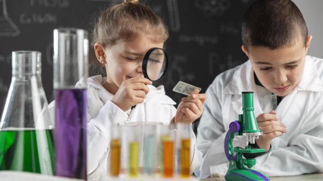 Un niño y una niña en clase de ciencias.