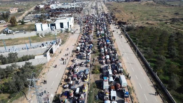 Miles de gazatíes caminan hacia el norte tras la retirada parcial de las tropas israelíes del corredor  Netzarim a finales de enero.