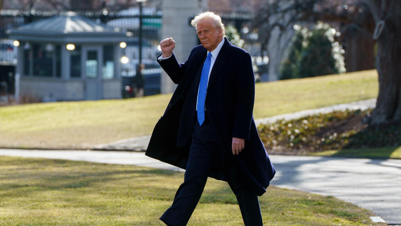 El presidente estadounidense, Donald Trump, abandona la Casa Blanca tras una reunión con el primer ministro japonés, Ishiba Shigeru, en Washington DC, EEUU, el 7 de febrero de 2025.