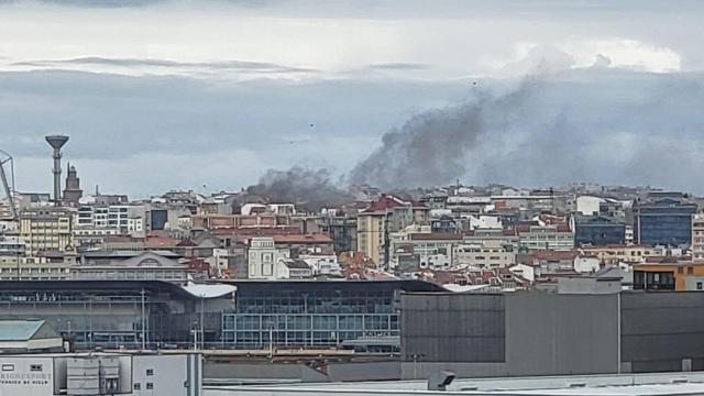 Aparatoso incendio en un edificio de la Avenida de Hércules en Monte Alto en A Coruña