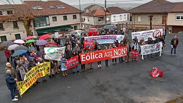 Ourense se pone en pie de guerra contra los eólicos y reclama una moratoria inmediata