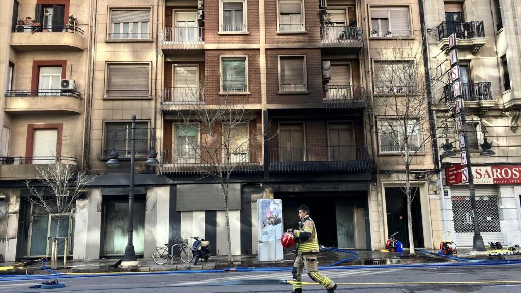 Los bomberos dan por extinguido el incendio de un bingo de Valencia