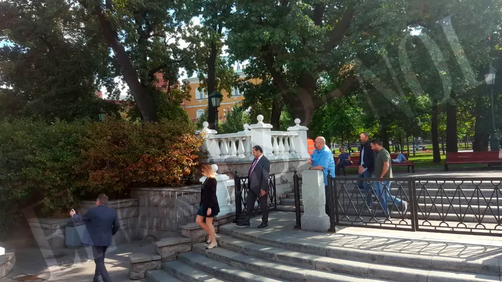 De izq. a der., Jésica Rodríguez, José Luis Ábalos y Koldo García Izaguirre, en Moscú durante su viaje oficial de 2019.