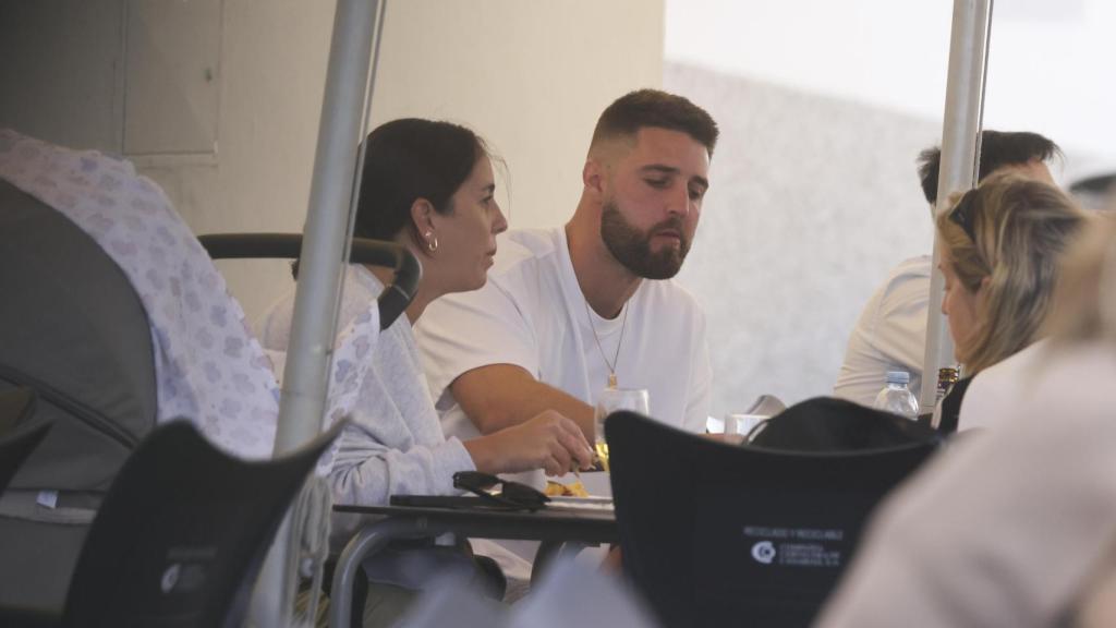 Anabel Pantoja y su compañero, David, en una fotografía reciente, en las Islas Canarias, durante una comida.