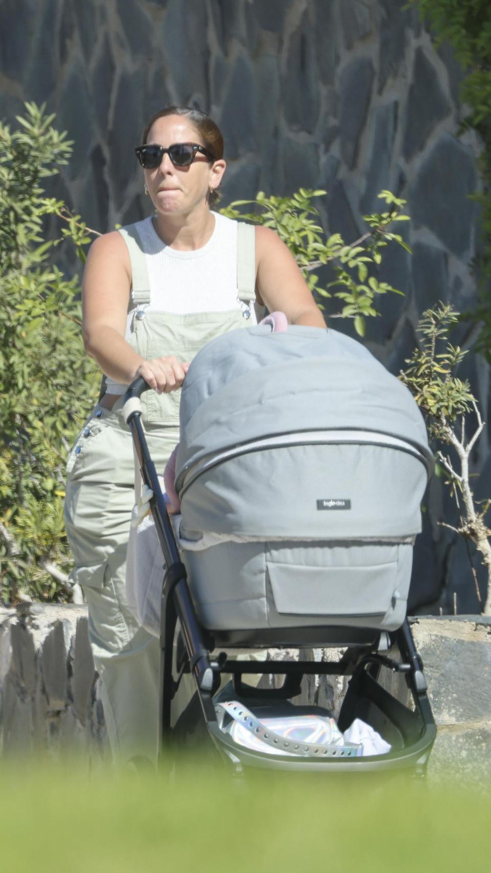 Anabel Pantoja, paseando a su hija Alma en las Islas Canarias, el pasado 7 de febrero.