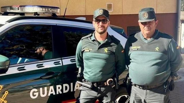 Los agentes de la Guardia Civil que rescataron a la mujer y a sus dos hijos.