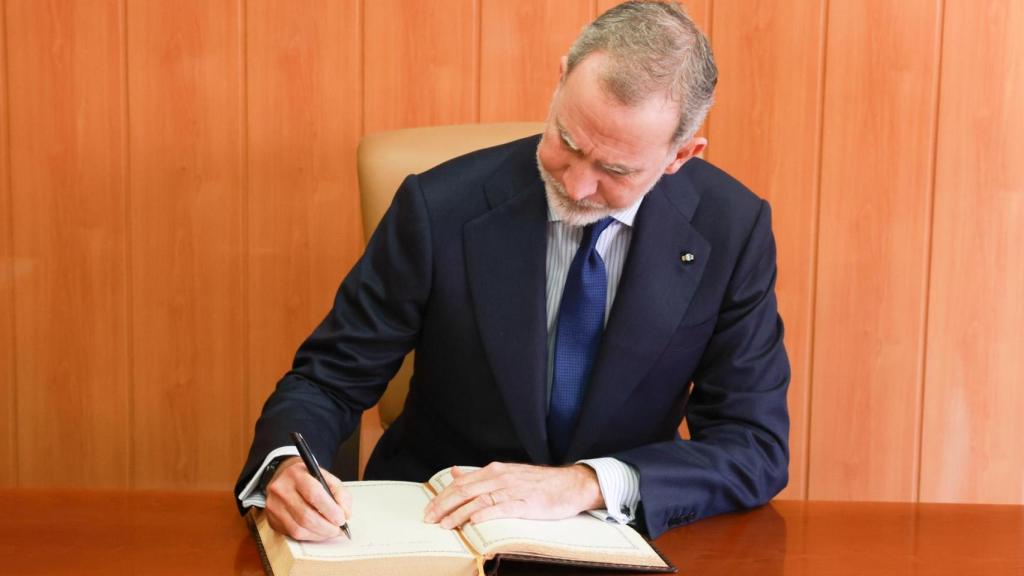 Felipe VI subraya su letra en el libro de honor de la ciudad de El Campello.